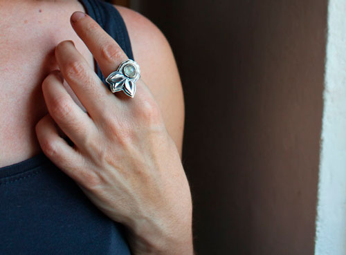 Fleurir sous l’univers, bague fleur et pétales en argent et saphir transparent