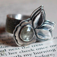Fleurir sous l’univers, bague fleur et pétales en argent et saphir transparent
