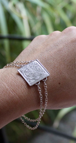 Fleuron, bracelet carré initiale d’enluminure médiévale en argent