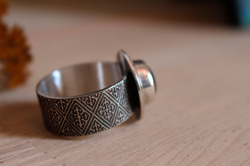 Foi, bague fleur de lys en argent et grenat 