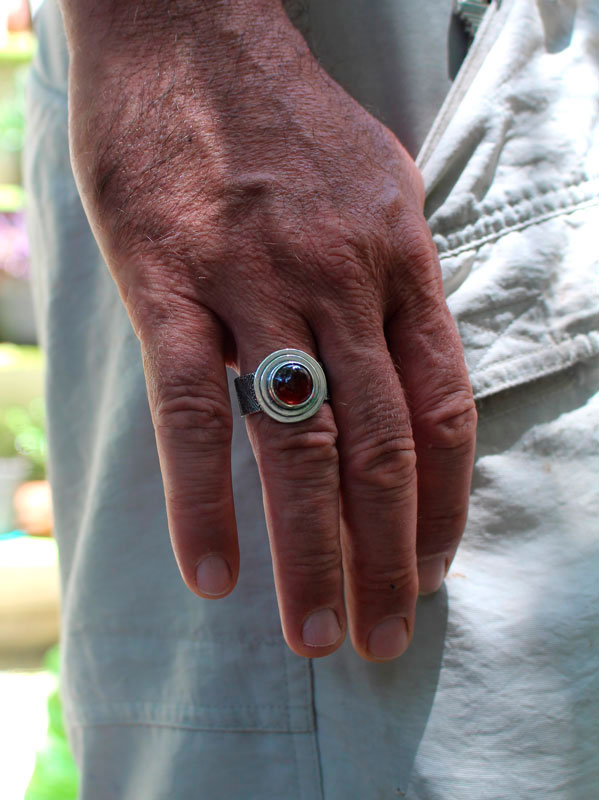 Foi, bague fleur de lys en argent et grenat 