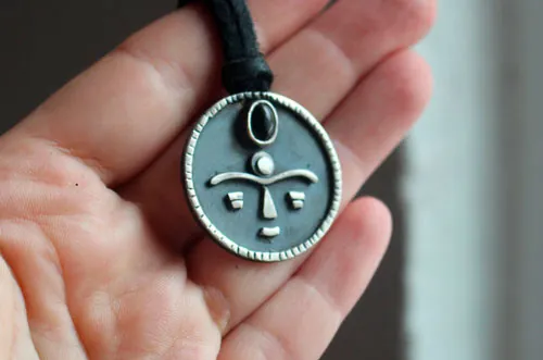 Gaia, collier masque africain tribal en argent et onyx