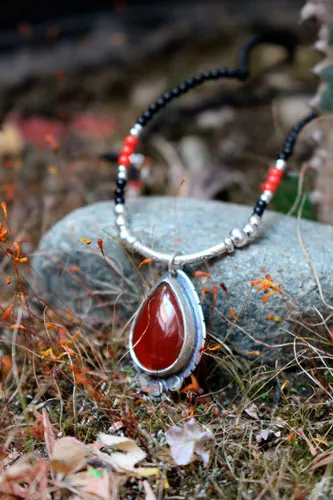 Garance, collier rouge des teinturiers en argent, corail, agate noire et cornaline