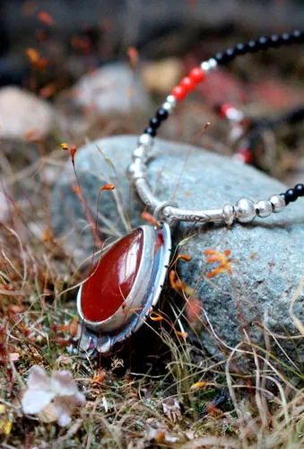 Garance, collier rouge des teinturiers en argent, corail, agate noire et cornaline