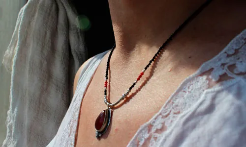 Garance, collier rouge des teinturiers en argent, corail, agate noire et cornaline