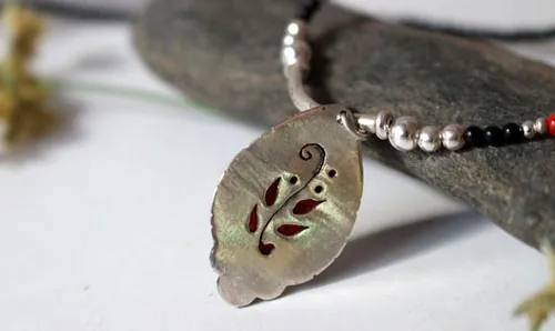 Garance, collier rouge des teinturiers en argent, corail, agate noire et cornaline