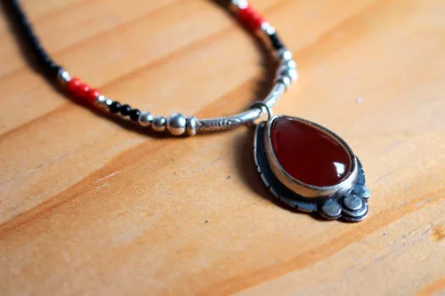 Garance, collier rouge des teinturiers en argent, corail, agate noire et cornaline