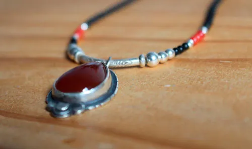Garance, collier rouge des teinturiers en argent, corail, agate noire et cornaline