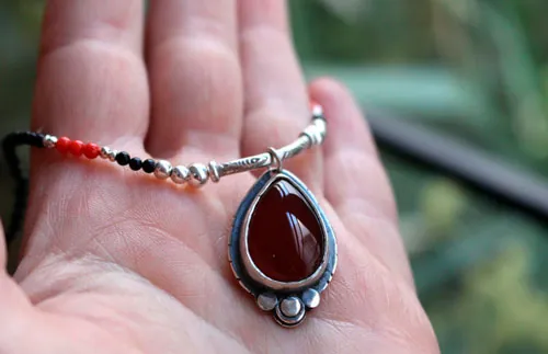 Garance, collier rouge des teinturiers en argent, corail, agate noire et cornaline