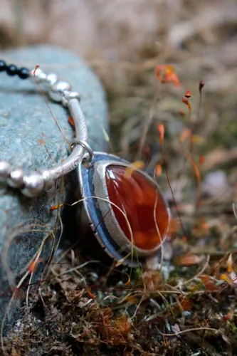 Garance, collier rouge des teinturiers en argent, corail, agate noire et cornaline