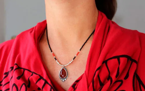 Garance, collier rouge des teinturiers en argent, corail, agate noire et cornaline