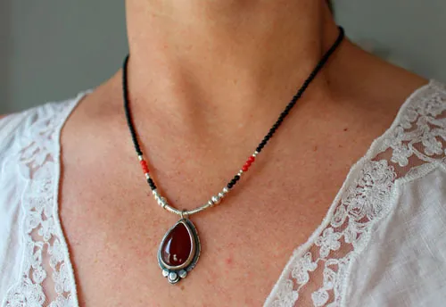 Garance, collier rouge des teinturiers en argent, corail, agate noire et cornaline