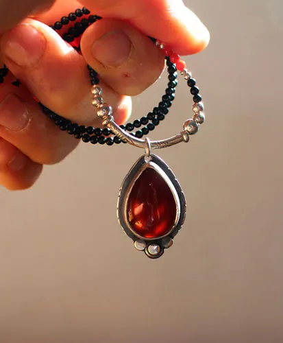 Garance, collier rouge des teinturiers en argent, corail, agate noire et cornaline