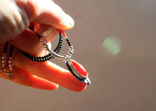 Garance, collier rouge des teinturiers en argent, corail, agate noire et cornaline