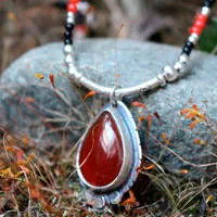 Garance, collier rouge des teinturiers en argent, corail, agate noire et cornaline