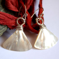 Geisha, boucles d’oreilles éventails japonais en argent et nacre