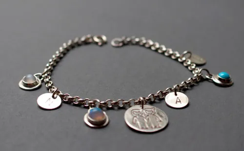 Généalogie, bracelet pierres de naissance d’une famille en argent, opale, turquoise et pierre de lune
