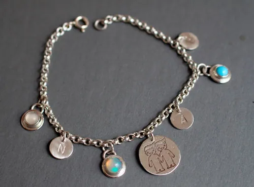Généalogie, bracelet pierres de naissance d’une famille en argent, opale, turquoise et pierre de lune