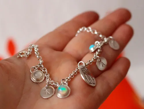 Généalogie, bracelet pierres de naissance d’une famille en argent, opale, turquoise et pierre de lune