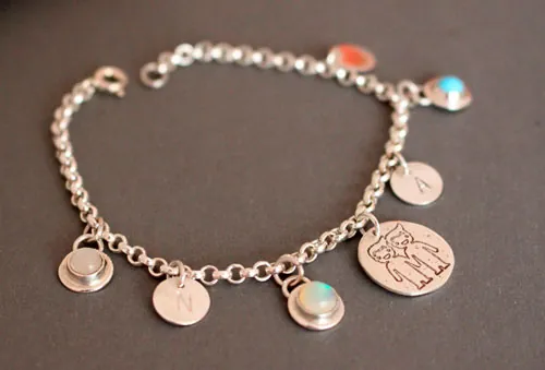 Généalogie, bracelet pierres de naissance d’une famille en argent, opale, turquoise et pierre de lune