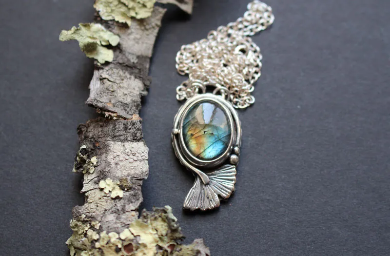 Ginkgo bleu, collier feuille du ciel en argent et labradorite