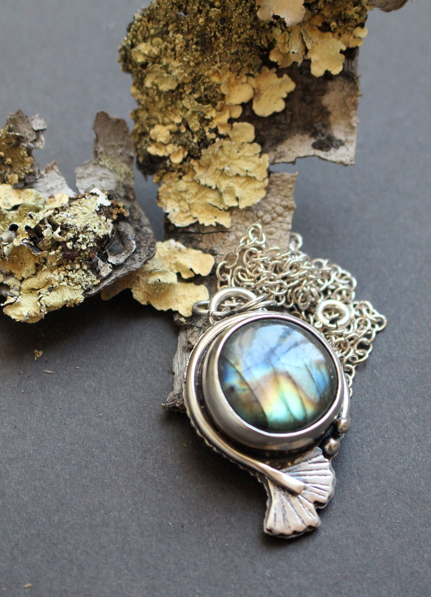 Ginkgo bleu 2, collier feuille du ciel en argent et labradorite
