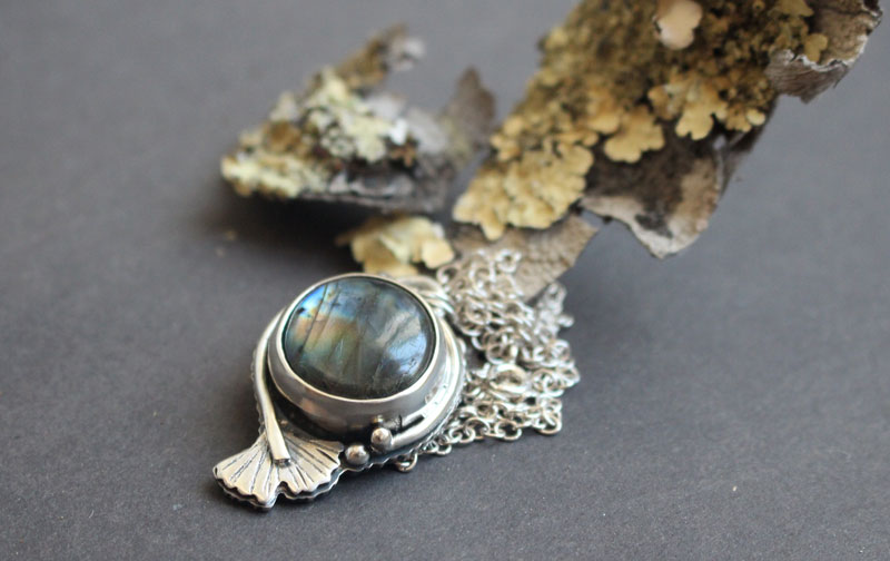 Ginkgo bleu 2, collier feuille du ciel en argent et labradorite