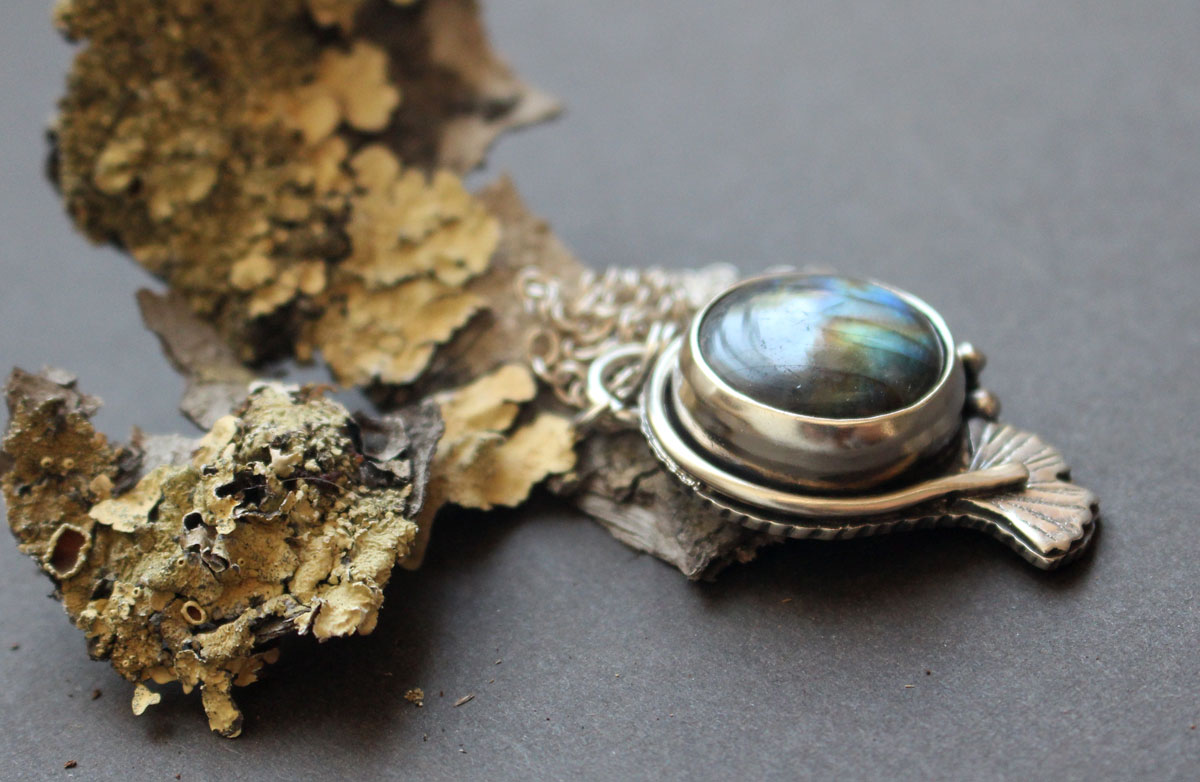 Ginkgo bleu 2, collier feuille du ciel en argent et labradorite