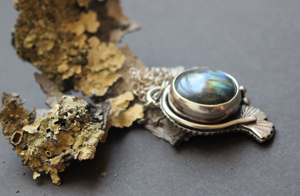 Ginkgo bleu 2, collier feuille du ciel en argent et labradorite
