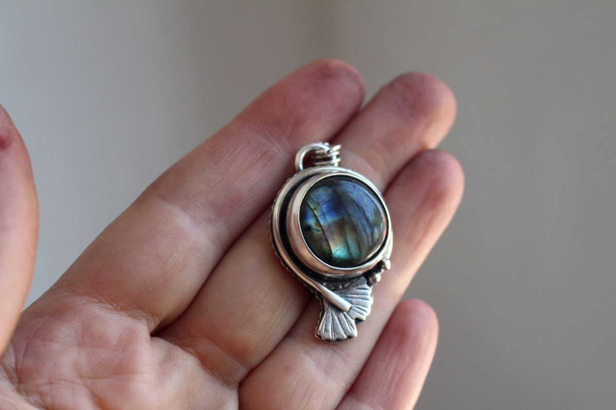 Ginkgo bleu 2, collier feuille du ciel en argent et labradorite