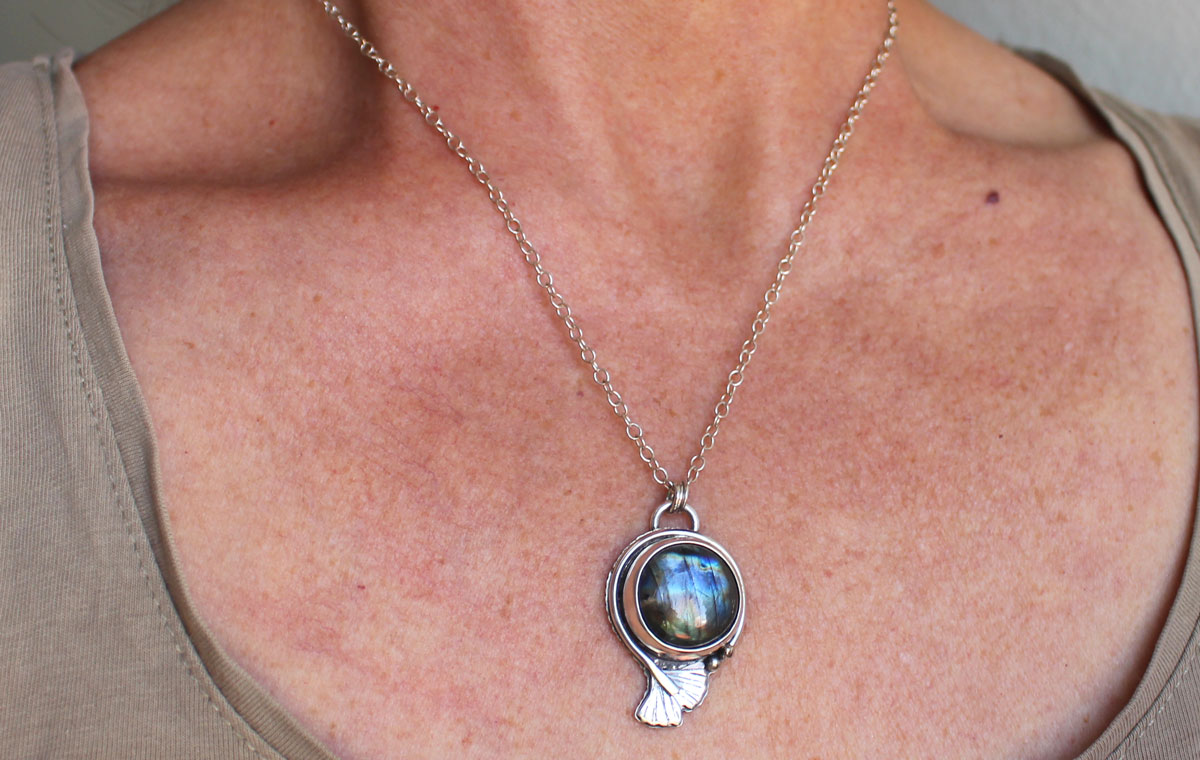 Ginkgo bleu 2, collier feuille du ciel en argent et labradorite