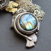 Ginkgo bleu 2, collier feuille du ciel en argent et labradorite