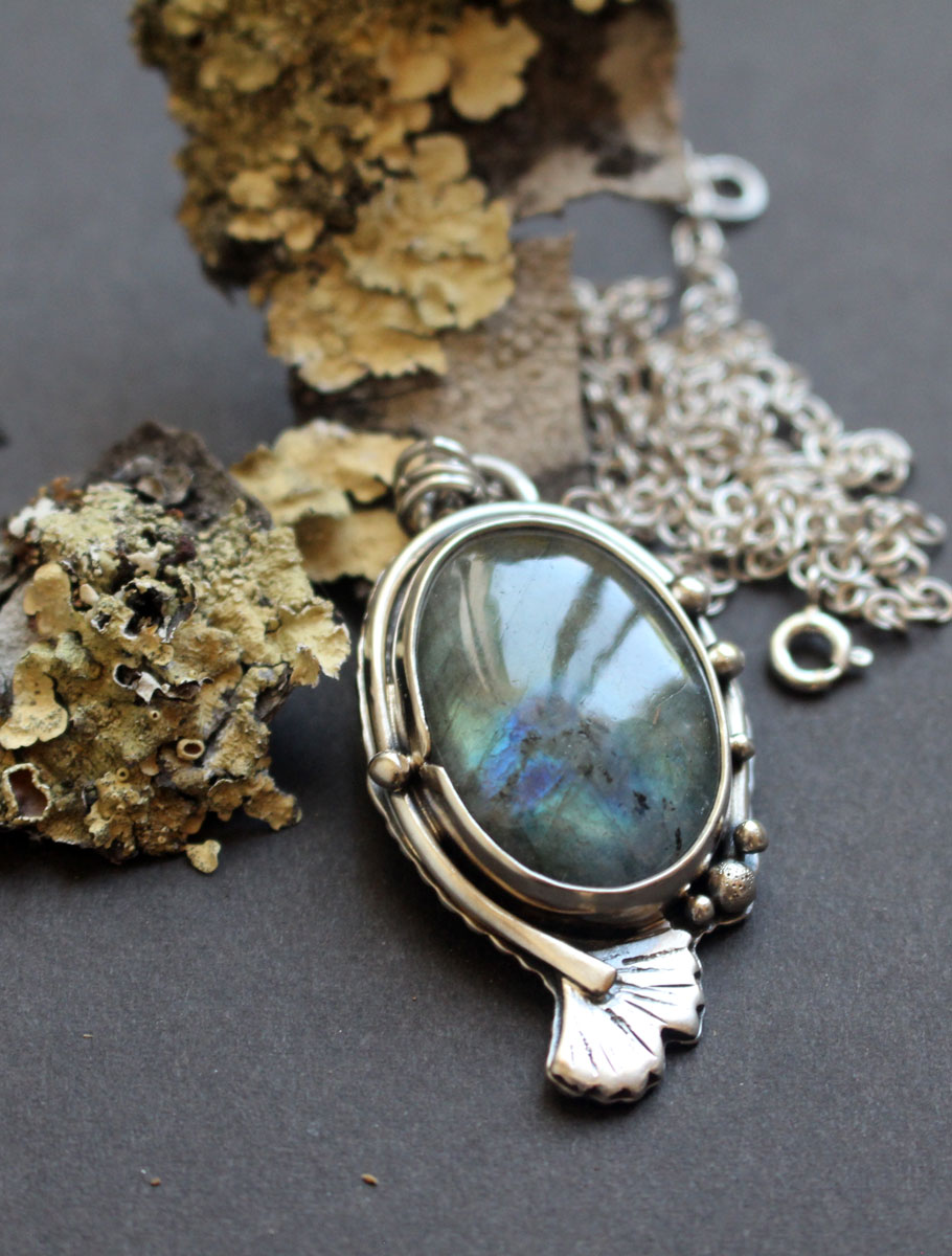 Ginkgo reflets d’or, collier feuille japonaise en argent et labradorite