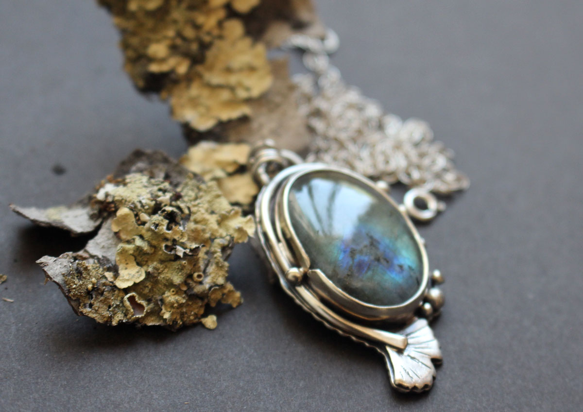 Ginkgo reflets d’or, collier feuille japonaise en argent et labradorite