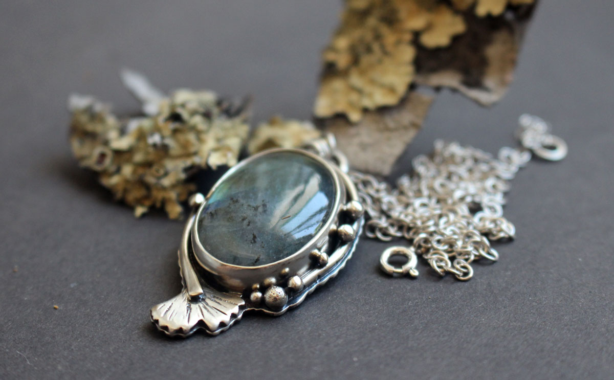 Ginkgo reflets d’or, collier feuille japonaise en argent et labradorite