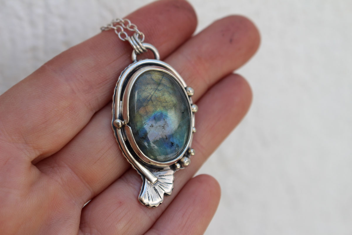 Ginkgo reflets d’or, collier feuille japonaise en argent et labradorite