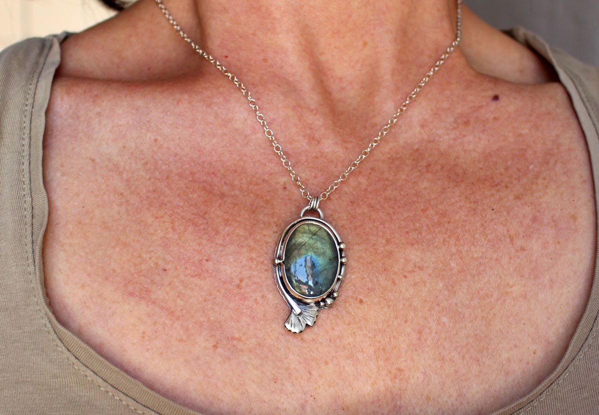 Ginkgo reflets d’or, collier feuille japonaise en argent et labradorite