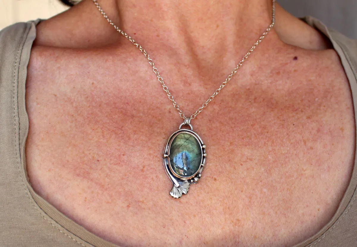 Ginkgo reflets d’or, collier feuille japonaise en argent et labradorite