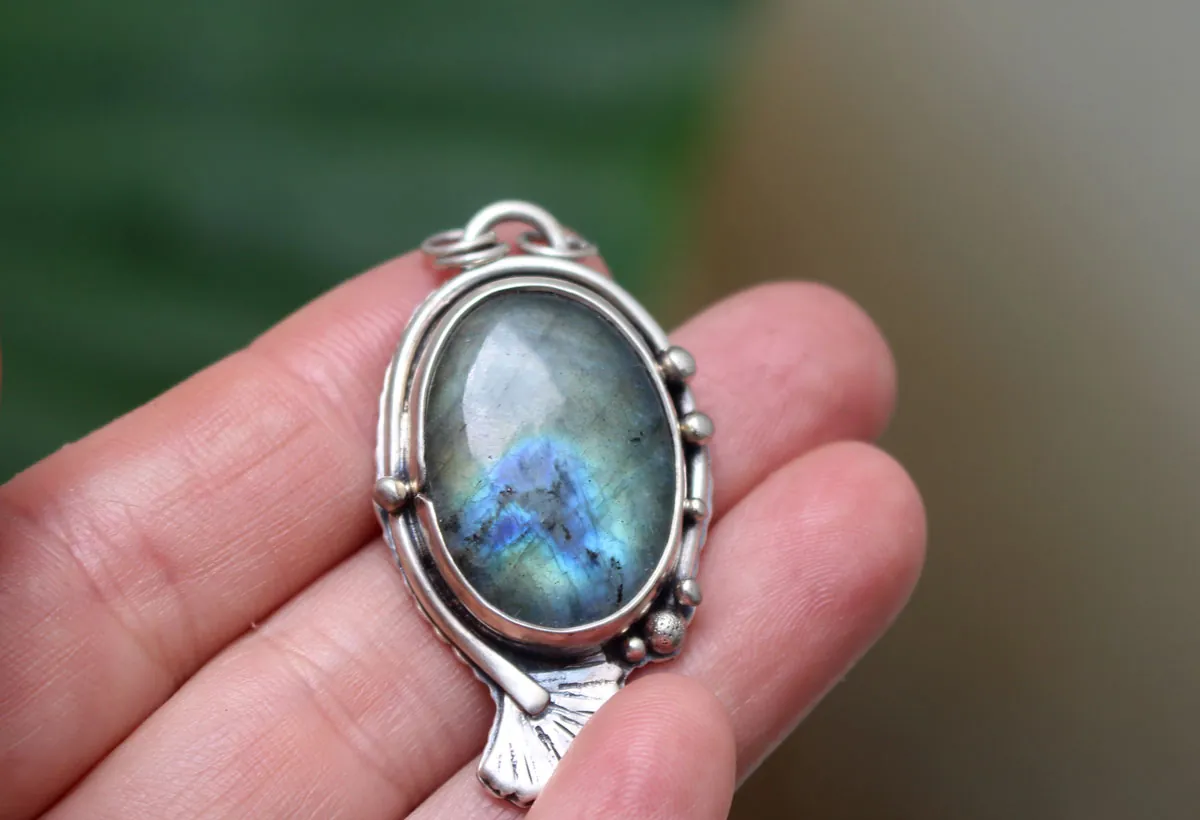 Ginkgo reflets d’or, collier feuille japonaise en argent et labradorite