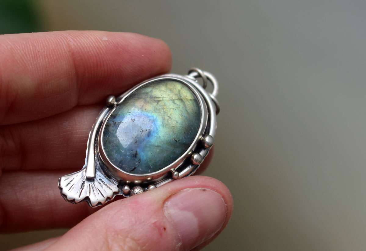 Ginkgo reflets d’or, collier feuille japonaise en argent et labradorite