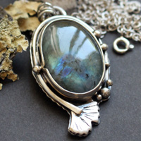 Ginkgo reflets d’or, collier feuille japonaise en argent et labradorite