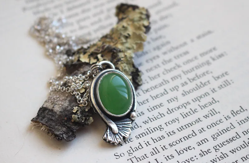 Ginkgo vert, collier feuille en argent et agate verte