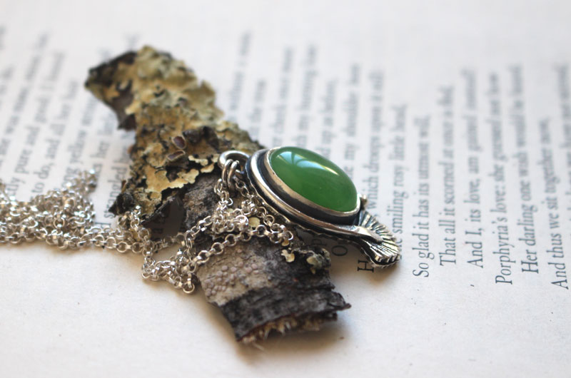 Ginkgo vert, collier feuille en argent et agate verte