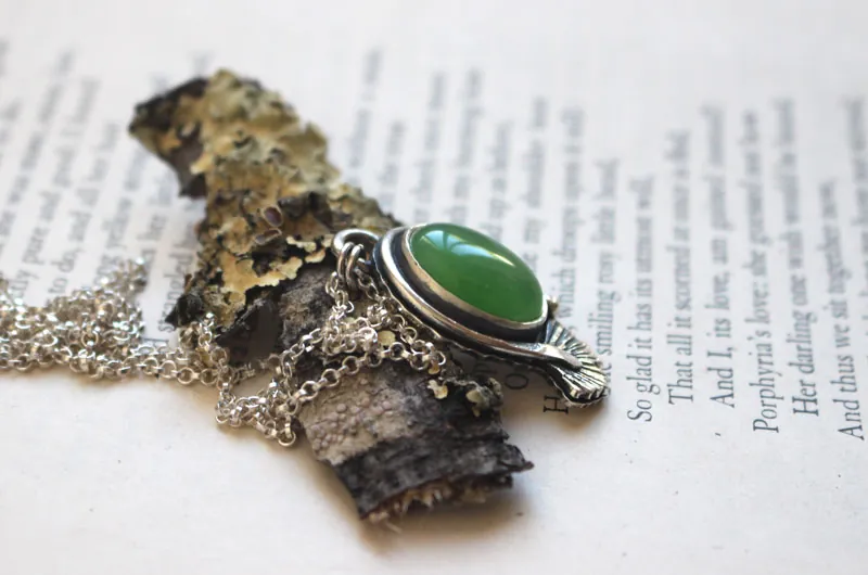 Ginkgo vert, collier feuille en argent et agate verte