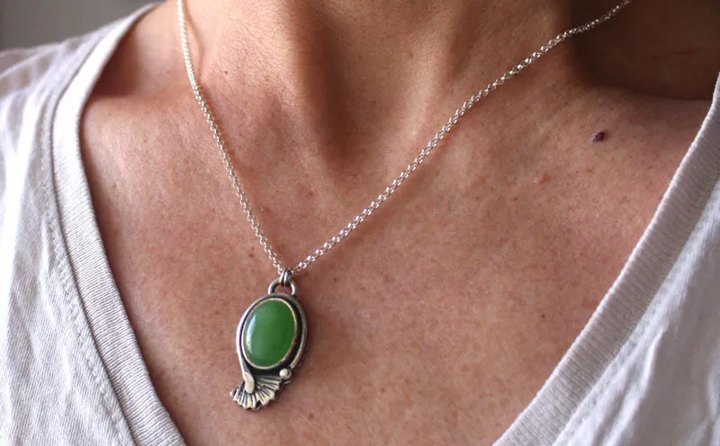 Ginkgo vert, collier feuille en argent et agate verte