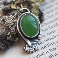 Ginkgo vert, collier feuille en argent et agate verte