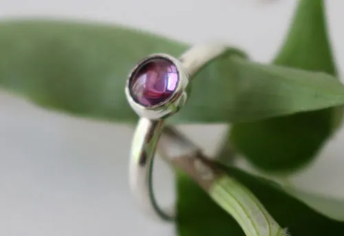 Glycine, bague fleur en argent et alexandrite mauve