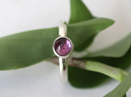 Glycine, bague fleur en argent et alexandrite mauve