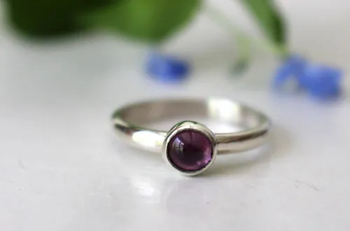 Glycine, bague fleur en argent et alexandrite mauve