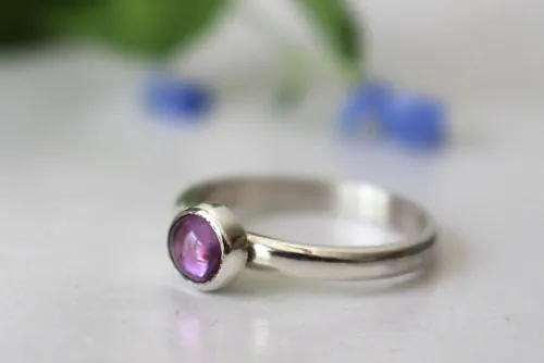 Glycine, bague fleur en argent et alexandrite mauve